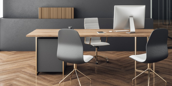 Ein modernes, minimalistisches Chefbüro mit Blick auf eine städtische Skyline für das professionelle Umzugsmanagement für Unternehmen von DACHSER & KOLB.