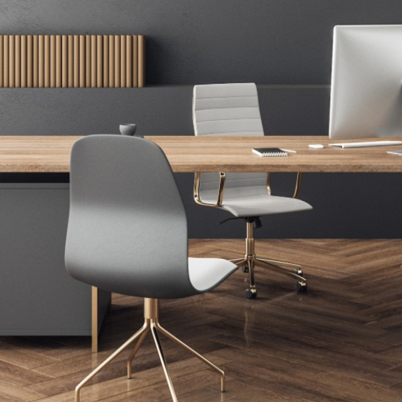 Ein modernes, minimalistisches Chefbüro mit Blick auf eine städtische Skyline für das professionelle Umzugsmanagement für Unternehmen von DACHSER & KOLB.