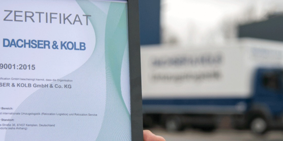 Das offizielle DEKRA ISO 9001 Zertifikat von DACHSER & KOLB als Nachweis für auditfähiges Qualitätsmanagement im Firmenumzug.