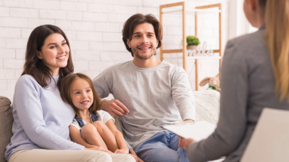 Familie im Beratungsgespraech beim Relocation Service fuer den Auslandseinsatz.