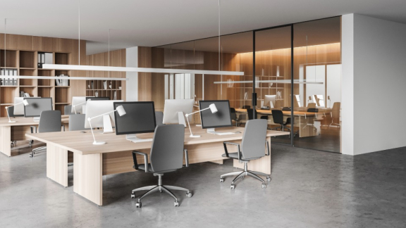 Modernes Open-Office mit optimierter Arbeitsplatz- und Raumplanung nach Lean-Management-Prinzipien.